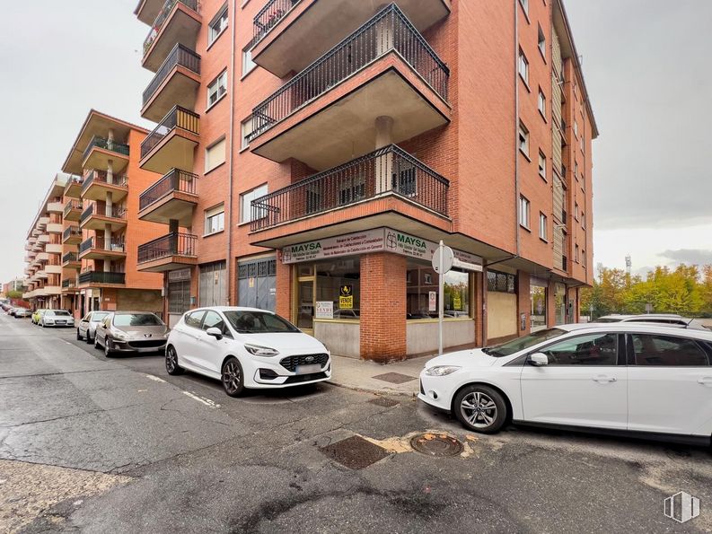 Retail for sale at Zona Sur, Ávila, 05001 with car, wheel, building, automotive parking light, tire, vehicle, property, window, sky and automotive lighting around