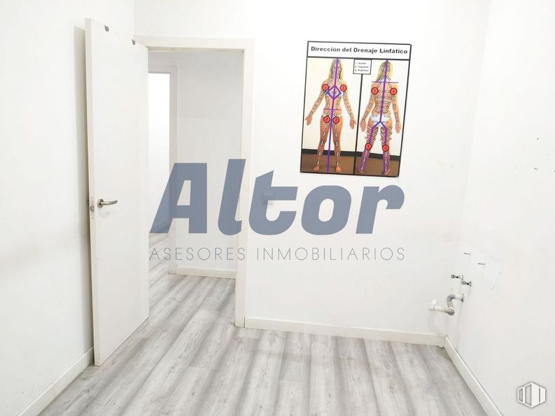 Local en alquiler y venta en Calle Gaztambide, Chamberí, Madrid, 28015 con puerta, persona, madera, accesorio, interiorismo, pintura, suelo, arte, suelos y fuente alrededor