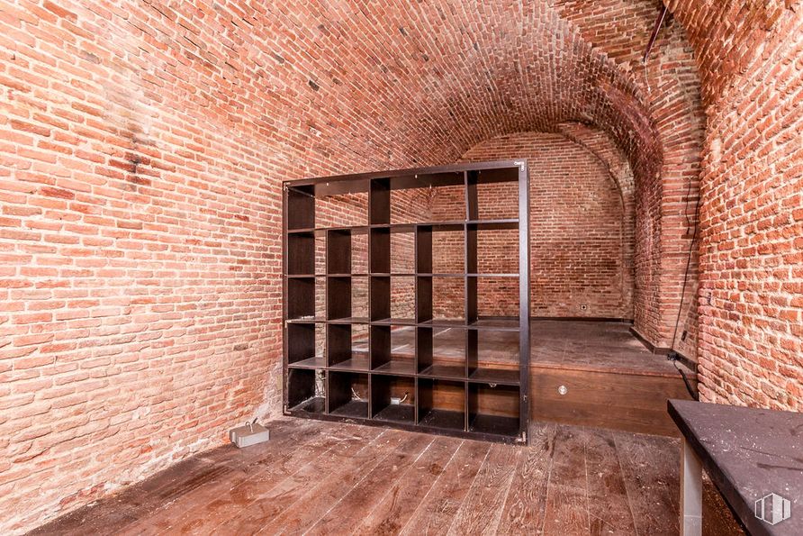 Retail for sale at Calle Espíritu Santo, Centro, Madrid, 28004 with bookcase, brown, brick, wood, brickwork, interior design, floor, flooring, building material and ceiling around