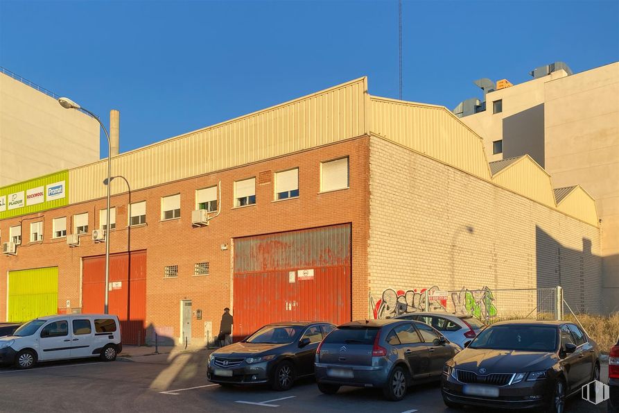 Industrial for rent at Zona Vallecas, Villa de Vallecas, Madrid, 28031 with car, building, tire, automotive parking light, automotive lighting, family car, commercial building, parking, automotive tail & brake light and luxury vehicle around