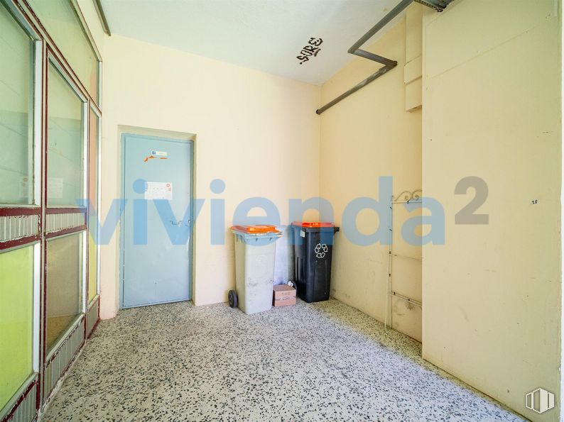 Retail for sale & for rent at Calle Balandro, Barajas, Madrid, 28042 with door, building, fixture, interior design, flooring, floor, house, wood, ceiling and gas around