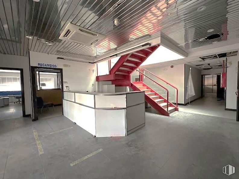 Industrial for sale & for rent at Polígono Tres Cantos, Tres Cantos, Madrid, 28760 with flooring, ceiling, floor, metal, hall, design, transparency, aluminium, daylighting and stairs around