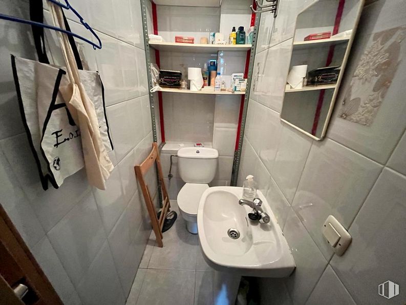 Retail for sale at Avenida Juventud, Ávila, 05003 with toilet, sink, towel, furniture, tap, bathroom sink, plumbing fixture, mirror, bathroom and interior design around