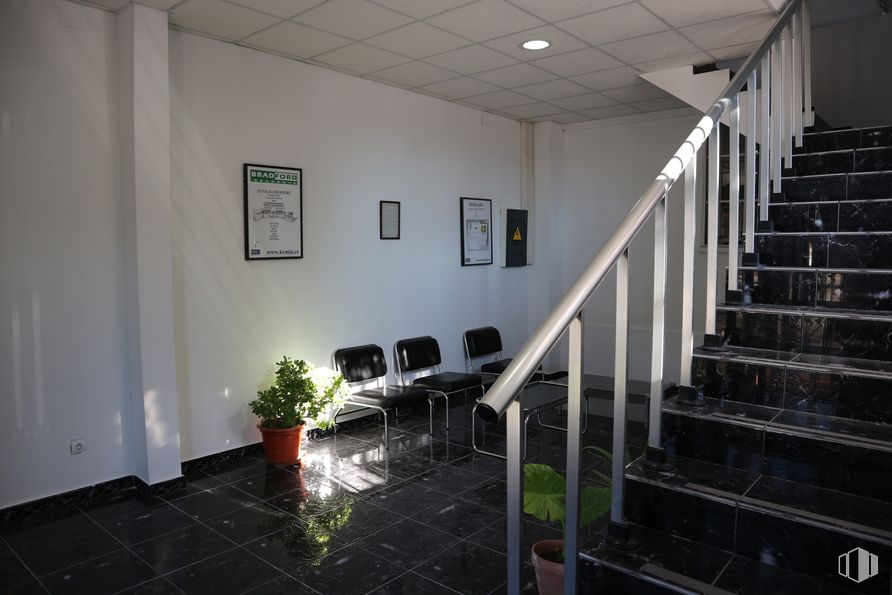 Oficina en alquiler en Calle Urano, 21, Móstoles, Madrid, 28936 con planta de interior, silla, planta, marco, planta de casa, escaleras, maceta, diseño de interiores, piso, suelo y accesorio alrededor