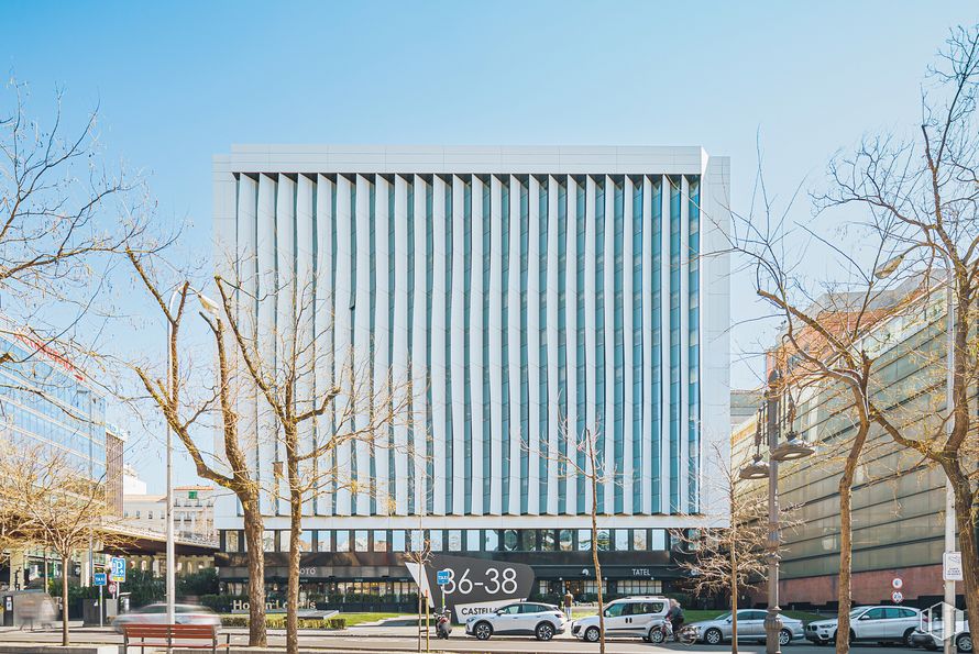 Oficina en alquiler en Paseo Castellana, 36-38, Salamanca, Madrid, 28046 con edificio, coche, cielo, árbol, diseño urbano, rueda, neumático, bloque de pisos, vehículo y fachada alrededor