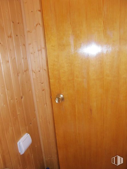 Retail for rent at Centro urbano, Manzanares el Real, Madrid, 28410 with wardrobe, brown, wood, amber, floor, flooring, wood stain, door, varnish and hardwood around