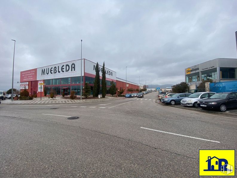 Industrial for sale at Polígono Sepes, Cuenca, 16004 with car, building, automotive parking light, sky, cloud, motor vehicle, vehicle, street light, wheel and asphalt around