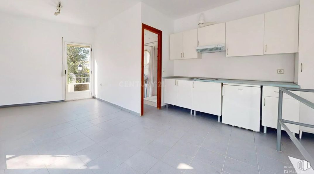 Local en venta en Zona centro, Pozuelo del Rey, Madrid, 28813 con suelos, suelo, apartamento, suelo de baldosas, ebanistería, iluminación natural y aluminio alrededor