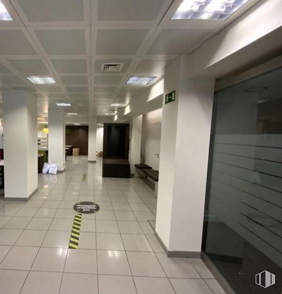 Retail for sale & for rent at Calle Valdemoro, Getafe, Madrid, 28901 with light fixture, fixture, building, interior design, architecture, flooring, floor, tile flooring, door and ceiling around