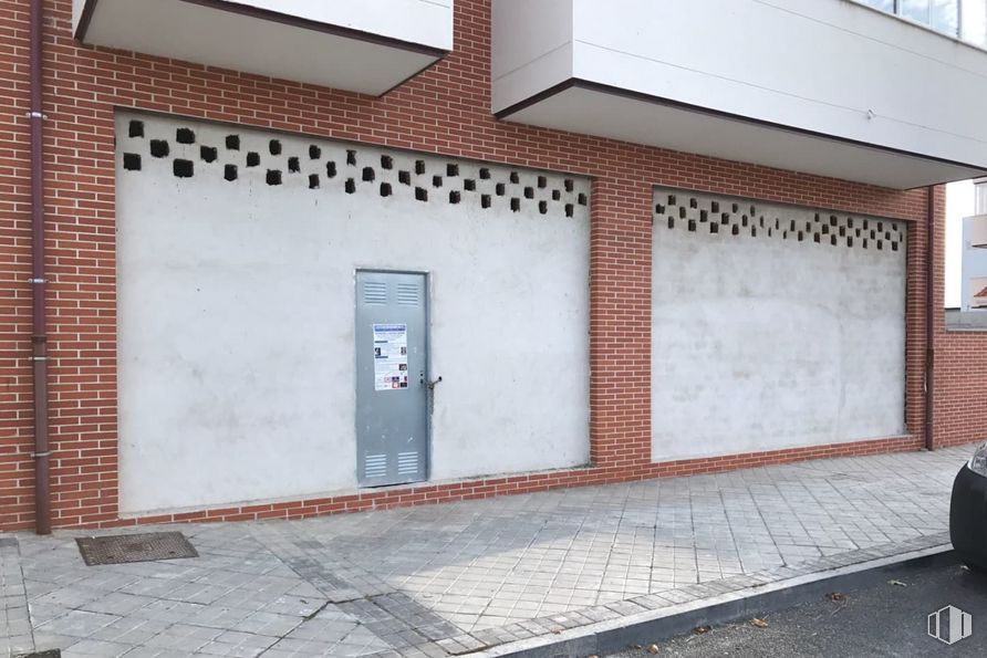 Retail for sale at Calle Mari Díaz, Ávila, 05002 with door, automotive parking light, building, infrastructure, brickwork, brick, road surface, window, wall and wood around