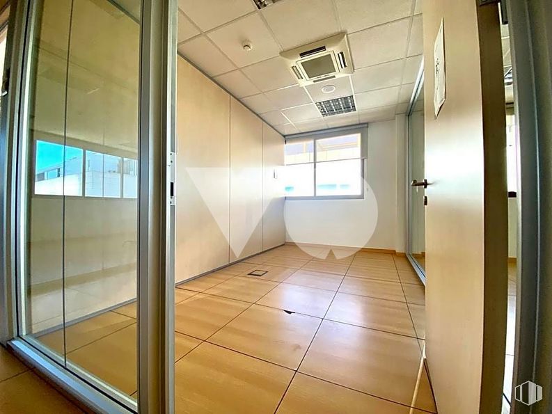 Oficina en alquiler en Calle Santa Leonor, San Blas - Canillejas, Madrid, 28037 con ventana, edificio, accesorio, hall, madera, casa, suelos, suelo, puerta y suelo de baldosas alrededor