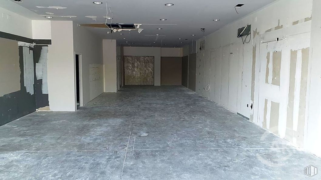 Retail for sale & for rent at Bulevar, Avenida Europa, Toledo, 45003 with lighting, hall, fixture, wood, door, floor, building, flooring, material property and real estate around