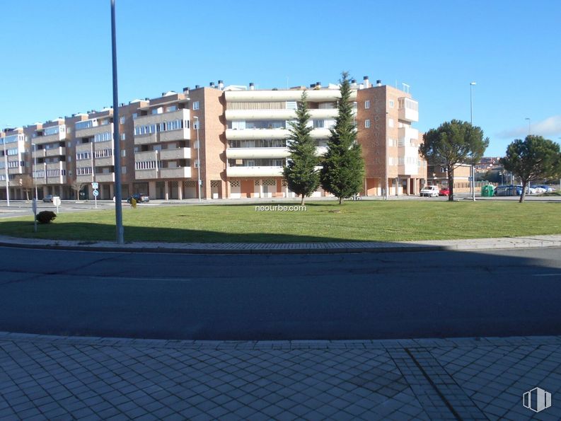 Local en venta en Avenida Derechos Humanos, Ávila, 05003 con edificio, cielo, día, propiedad, azur, infraestructura, ventana, luz de la calle, superficie de la carretera y asfalto alrededor