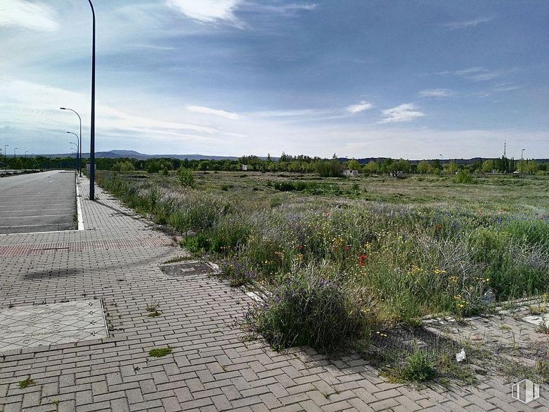 Land for sale at Calle Juan Aurelio Sanchez Tadeo, Ávila, 05002 with street light, cloud, sky, plant, natural landscape, land lot, vegetation, road surface, flower and landscape around