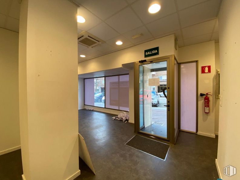 Retail for sale at Zona Centro, Cuenca, 16002 with fixture, door, hall, floor, flooring, glass, ceiling, building, tile flooring and event around