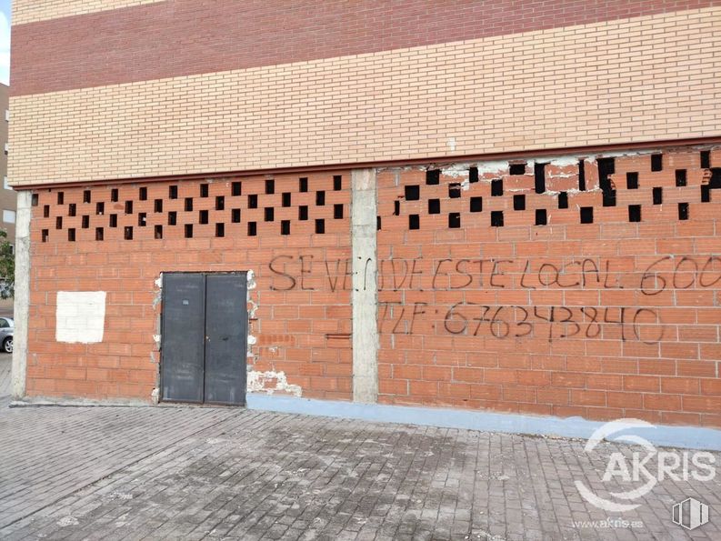 Local en venta en Calle Laguna de Arcas, Toledo, 45007 con puerta, edificio, madera, albañilería, superficie de la carretera, naranja, casa, arquitectura, ladrillo y asfalto alrededor