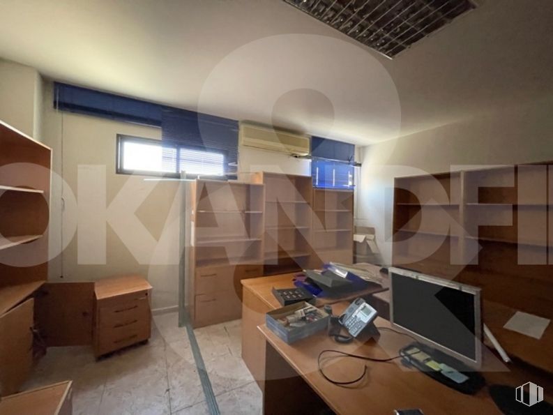 Office for rent at Avenida Irlanda, Toledo, 45005 with desk, computer monitor, home appliance, cabinetry, computer, building, personal computer, table, computer desk and floor around