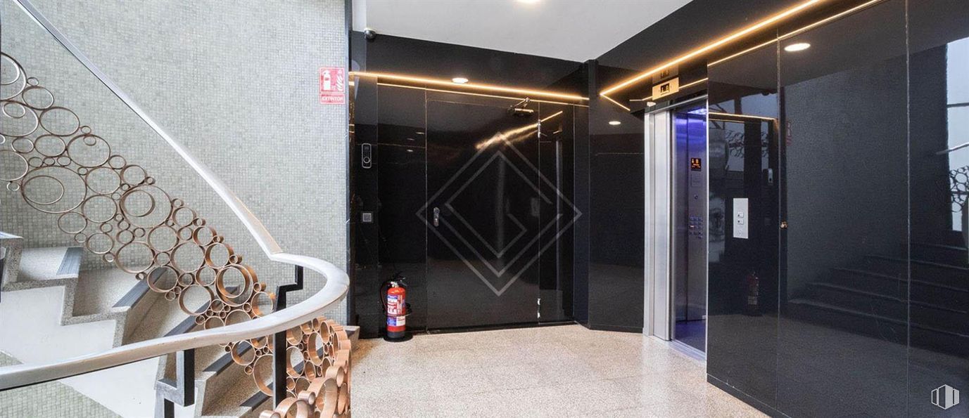 Oficina en alquiler en Paseo Castellana, Chamartín, Madrid, 28046 con interiorismo, puerta, suelo, edificio, accesorio, suelos, escaleras, hall, madera y techo alrededor