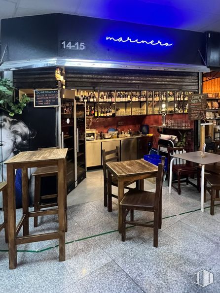 Local en alquiler en Mercado de Antón Martín , Calle Santa Isabel, 5, Centro, Madrid, 28012 con silla, mesa, taburete, mesa de cocina y comedor, propiedad, mueble, interiorismo, suelo, suelos y estante alrededor