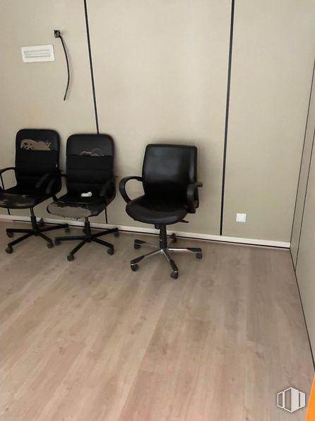 Nave en alquiler en Avenida Valdelaparra, Alcobendas, Madrid, 28108 con silla, mueble, silla de oficina, suelos, suelo, madera, apoyabrazos, madera dura, autopartes y evento alrededor