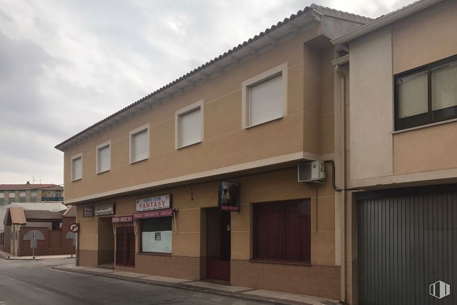 Retail for sale & for rent at Avenida Paz, 3, Villacañas, Toledo, 45860 with window, building, cloud, sky, fixture, wood, urban design, door, residential area and asphalt around