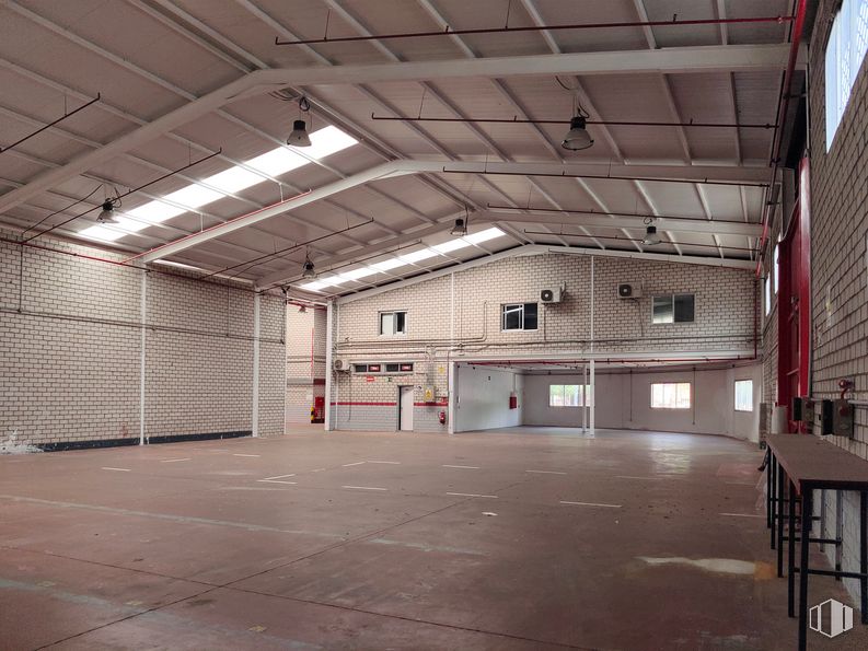 Nave en alquiler en Zona industrial, Coslada, Madrid, 28820 con mueble, edificio, pasillo, casa de campo, suelo, casa, piso, ventana, madera y techo alrededor