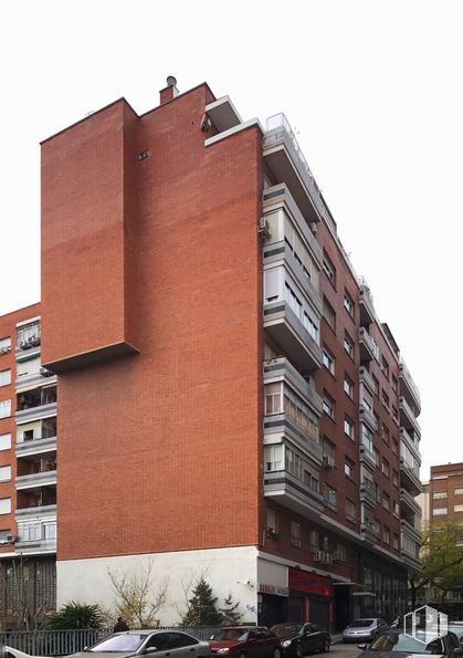 Retail for sale & for rent at Calle Manuel Luna, 1, Tetuán, Madrid, 28020 with building, daytime, wheel, sky, window, tire, car, tower block, urban design and vehicle around