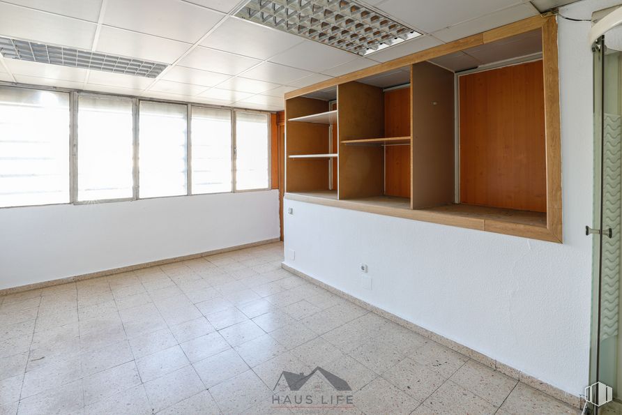 Nave en venta en Polígono La Yegua, Torrejón de Ardoz, Madrid, 28850 con accesorio, madera, diseño de interiores, piso, pavimento, pasillo, ventana, edificio, bienes inmuebles y sombra alrededor