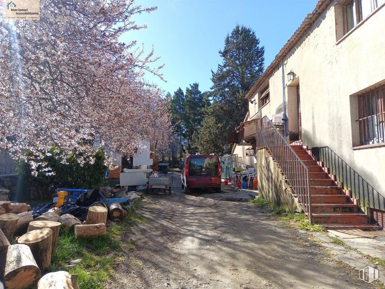 Retail for sale at Zona Collado Hermoso, Collado Hermoso, Segovia, 40170 with window, house, building, plant, sky, road surface, urban design, neighbourhood, tree and wall around