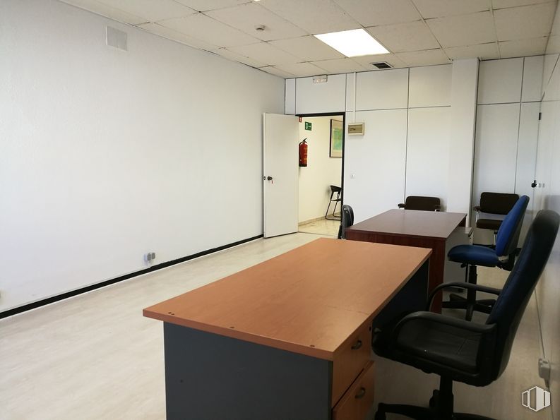 Oficina en alquiler en Edificio Fuentemar, Avenida Fuentemar, 16, Coslada, Madrid, 28820 con ebanistería, silla, mesa, mueble, escritorio, silla de oficina, madera, pavimentos, piso y pared alrededor