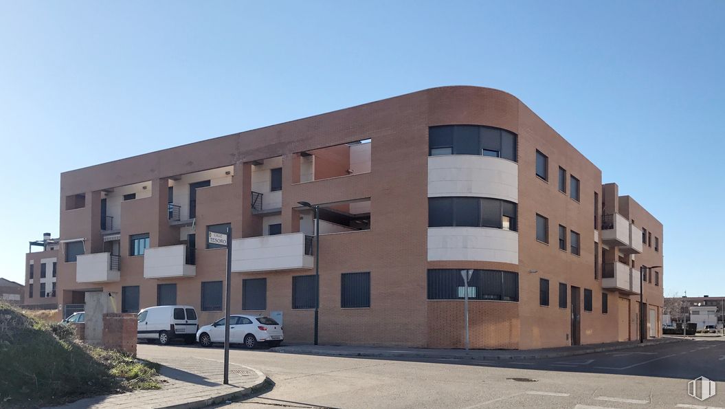 Retail for sale & for rent at Calle Tesoro, 7, Marchamalo, Guadalajara, 19180 with car, building, window, daytime, sky, plant, condominium, fixture, urban design and wheel around