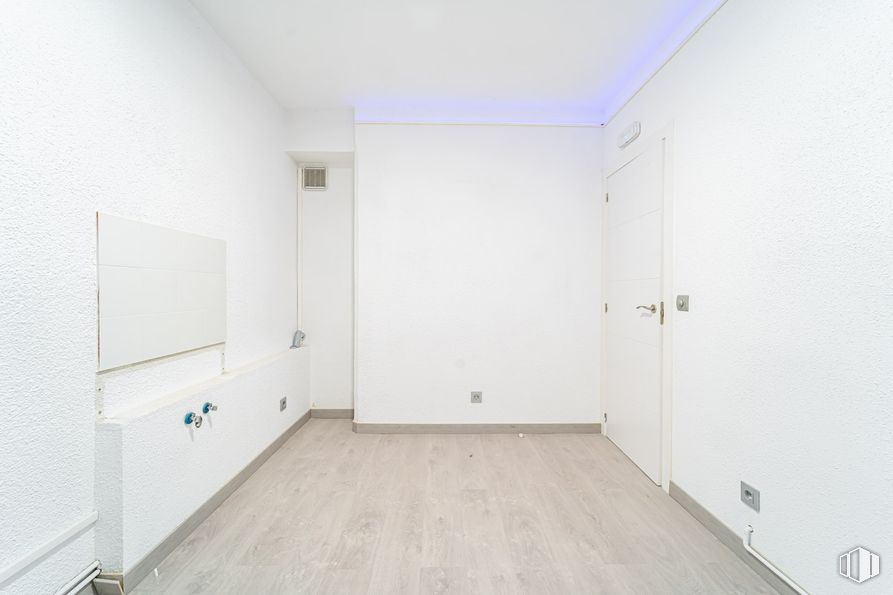 Local en venta en Calle Fernández de la Hoz, Chamberí, Madrid, 28003 con puerta, propiedad, edificio, accesorio, pintura, madera, casa, suelo, suelos y tinte para madera alrededor