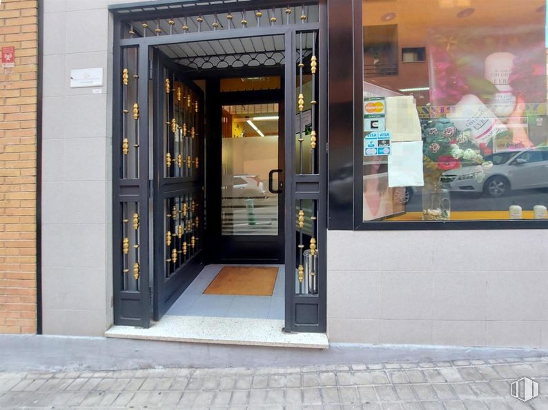 Local en venta en Calle San Manuel, Majadahonda, Madrid, 28220 con coche, puerta, accesorio, fachada, ciudad, neumático, acera, edificio, ventana y vidrio alrededor