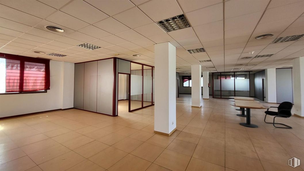 Oficina en alquiler en Calle Albasanz, San Blas - Canillejas, Madrid, 28037 con ventana, mesa, alumbrado, interiorismo, accesorio, edificio, suelos, suelo de baldosas, suelo y línea alrededor