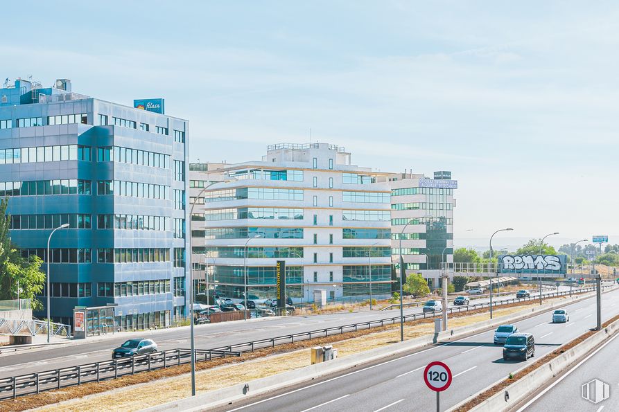 Oficina en alquiler en Avenida Sur de Barajas, 20, Barajas, Madrid, 28028 con edificio, cielo, nube, luz de la calle, superficie de la carretera, diseño urbano, árbol, vehículo, asfalto y ventana alrededor