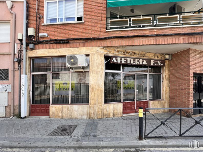 Local en venta en Calle Constitución, Daganzo de Arriba, Madrid, 28814 con ventana, edificio, accesorio, arquitectura, ladrillo, madera, fachada, zona residencial, bienes raíces y superficie de la carretera alrededor