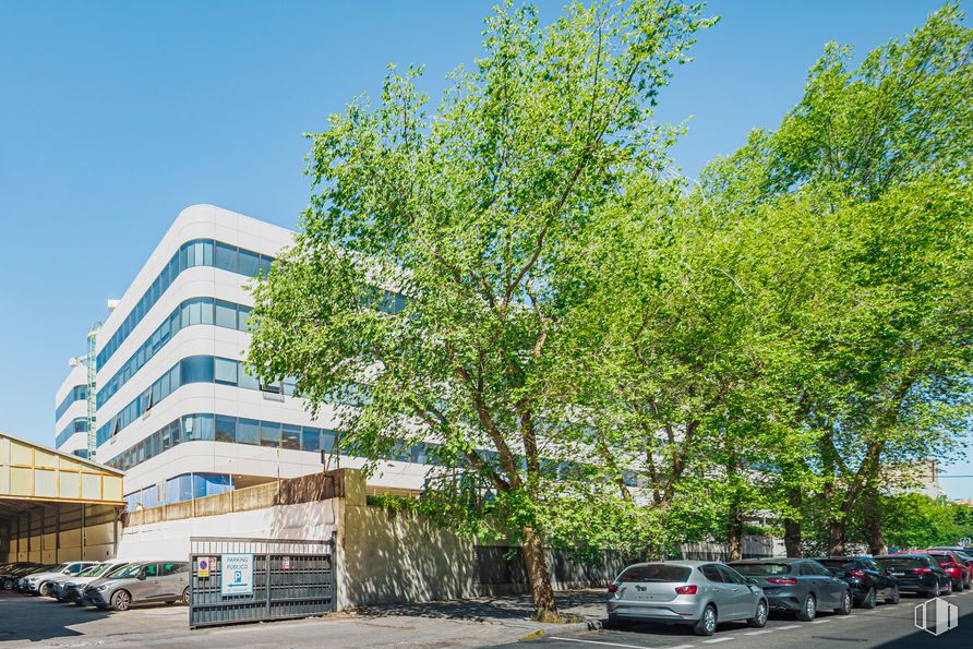 Oficina en alquiler en Calle Albasanz, 16, San Blas - Canillejas, Madrid, 28037 con coche, edificio, rueda, neumático, cielo, vehículo, planta, árbol, hoja y diseño urbano alrededor