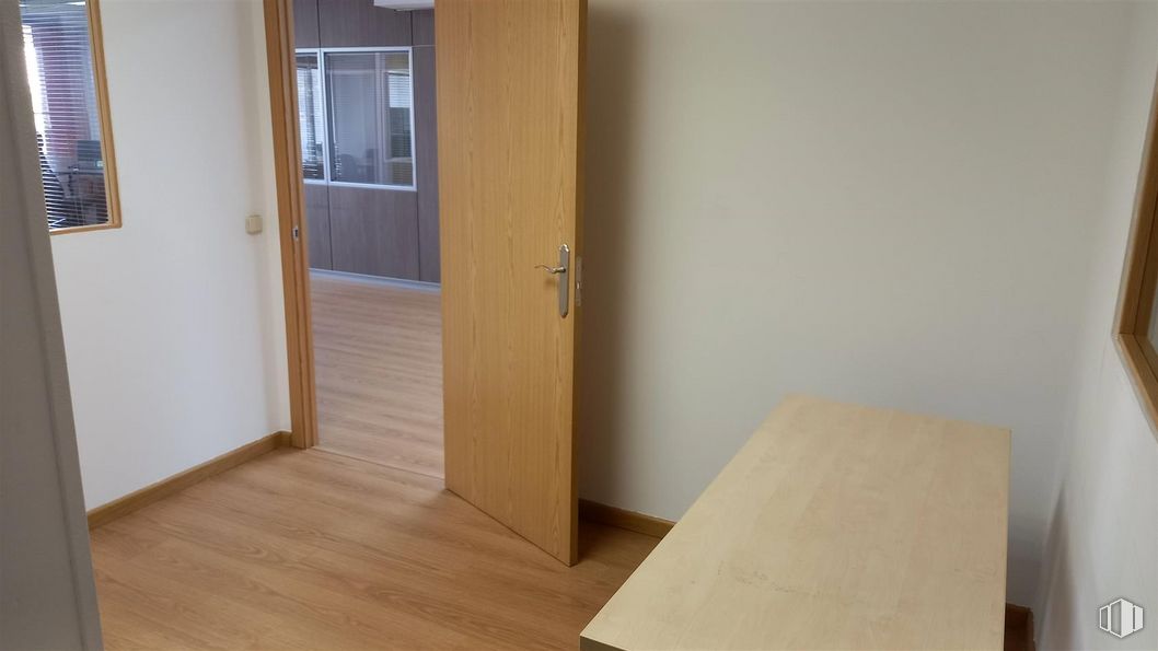 Oficina en alquiler en Calle Castrobarto, 10, Barajas, Madrid, 28042 con puerta, ventana, madera, accesorio, tinte para madera, suelo, suelos, madera dura, suelo laminado y barniz alrededor