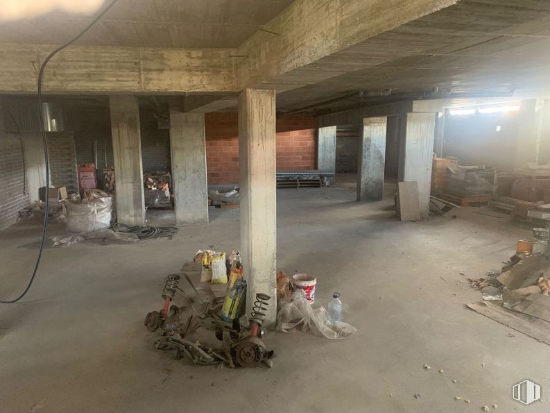 Retail for sale at Calle Banderas de Castilla, 11, Ávila, 05001 with floor, flooring, gas, composite material, hall, building, wood, building material, concrete and ceiling around