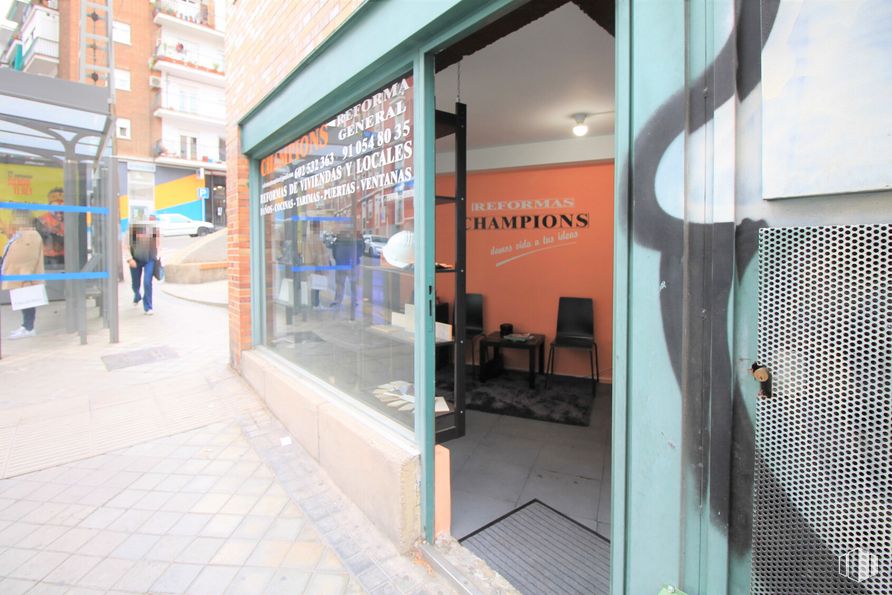 Retail for sale at Avenida Doctor Federico Rubio y Galí, 56, Tetuán, Madrid, 28039 with person, building, mirror, window, fixture, gas, facade, chair, glass and door around