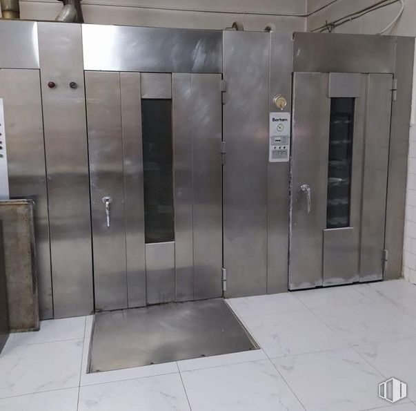 Retail for sale at Calle Amargura, Carbonero el Mayor, Segovia, 40270 with cabinetry, building, fixture, flooring, gas, rectangle, glass, composite material, door and metal around