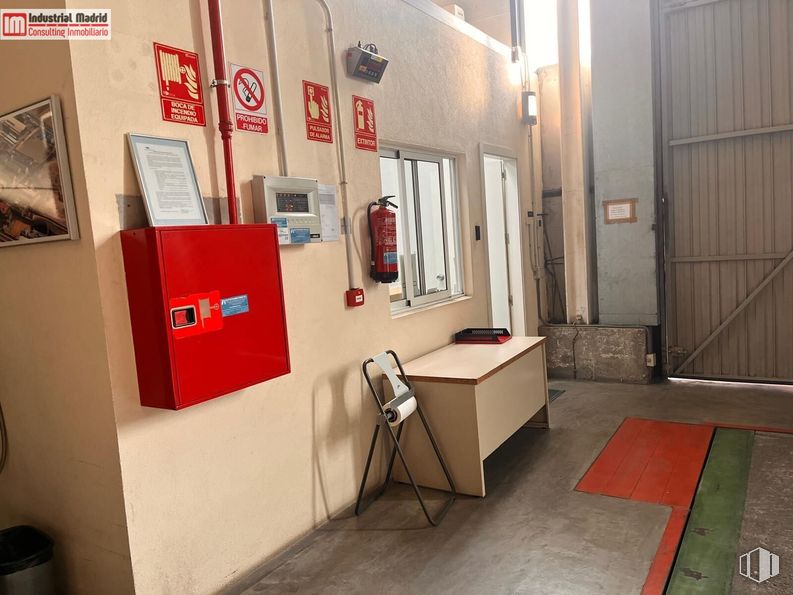 Industrial for sale at Calle Plomo, San Martín de la Vega, Madrid, 28330 with door, window, picture frame, desk, interior design, automotive design, fixture, flooring, table and event around