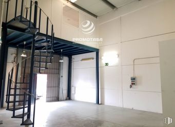 Industrial for rent at Calle Electrodo, Rivas-Vaciamadrid, Madrid, 28529 with building, flooring, hall, floor, fixture, ceiling, glass, space, aluminium and wood around