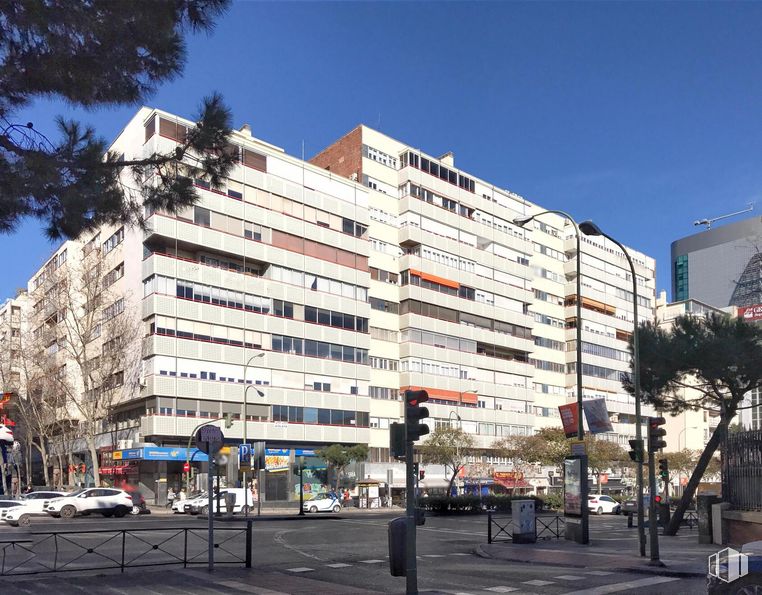 Oficina en alquiler en Calle Edgar Neville, Tetuán, Madrid, 28020 con edificio, cielo, coche, árbol, condominio, vehículo, diseño urbano, bloque de pisos, neumático y edificio comercial alrededor