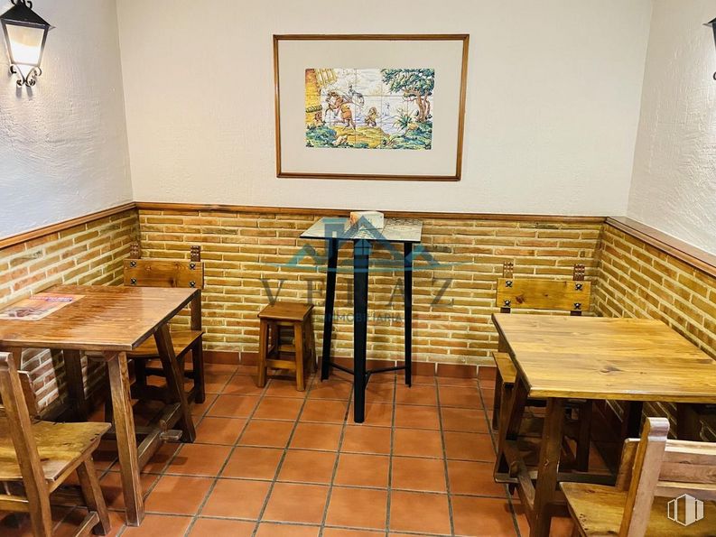 Retail for rent at Carretera Calera y Chozas, Talavera de la Reina, Toledo, 45600 with picture frame, light fixture, kitchen & dining room table, chair, table, stool, lighting, painting, wood and flooring around