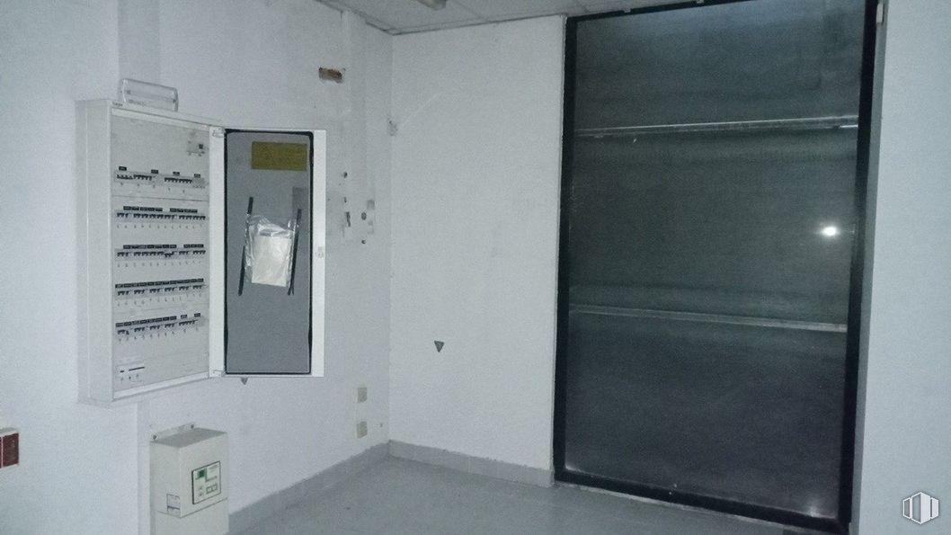 Local en venta en Avenida Badajoz, 50, Ciudad Lineal, Madrid, 28027 con edificio, accesorio, puerta, casa, piso, suelo, gas, techo, exterior automotriz y asa alrededor