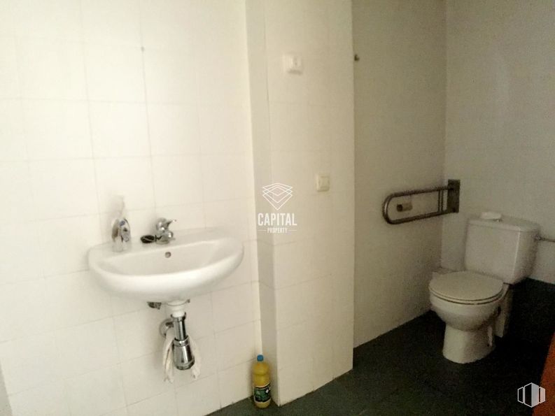 Local en alquiler en Calle París, 2, Pozuelo de Alarcón, Madrid, 28224 con inodoro, fregadero, accesorio de fontanería, propiedad, lavabo de baño, grifo, baño, morado, edificio y fluido alrededor