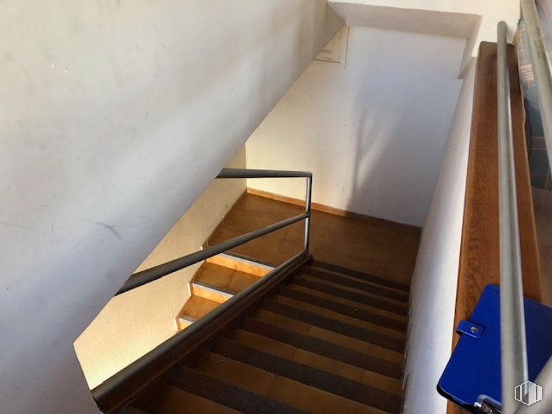 Oficina en alquiler en Zona centro, Colmenarejo, Madrid, 28270 con equipaje y bolsos, escaleras, edificio, madera, accesorio, interiorismo, casa, suelo, suelos y material compuesto alrededor