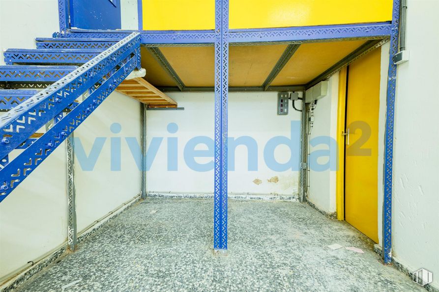 Local en venta en Calle Monseñor Oscar Romero, 68, Carabanchel, Madrid, 28025 con azure, sombra, amarillo, rectángulo, material compuesto, gas, accesorio, fachada, tintes y matices y azul eléctrico alrededor