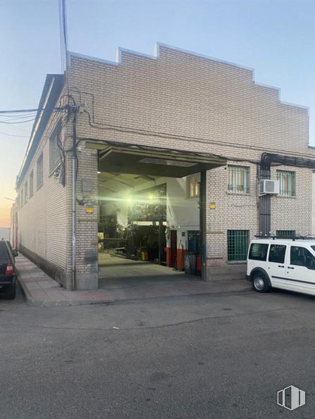 Nave en venta en Polígono Los Caballos, Humanes de Madrid, Madrid, 28970 con camioneta, edificio, coche, luz de estacionamiento, rueda, vehículo terrestre, neumático, propiedad, cielo y vehículo alrededor